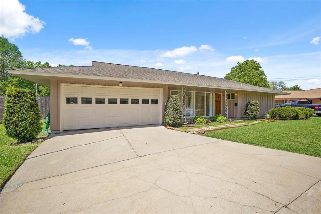 The House is located in the Willow Meadows Area, offering Close Proximity to the Texas Medical Center, Museum District, the Galleria, Downtown Houston, and Greenway Plaza. Per Seller, the A/C System and the Heating System in the House were replaced in 2025.