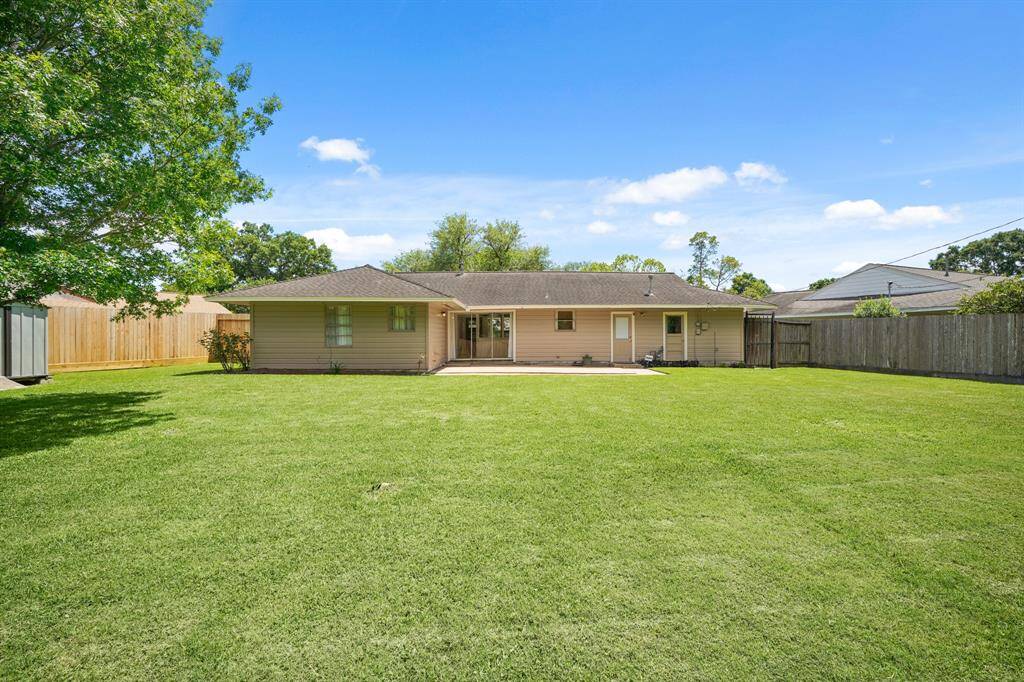 The House is located in the Willow Meadows Area with Easy Access to Neighborhood Grocery Stores including the Randalls Grocery Store in Meyer Park and the Recently Built HEB Meyerland Market on Beechnut Street. Nearby Meyerland Plaza Shopping Center offers Retail Shops including Target, Dicks Sporting Goods, Marshalls, Office Depot, Nordstrom Rack, etc. Meyerland Plaza also offers Restaurants which include Escalantes, La Madeline, Cafe Express, Akiko Sushi & Bar, etc.
