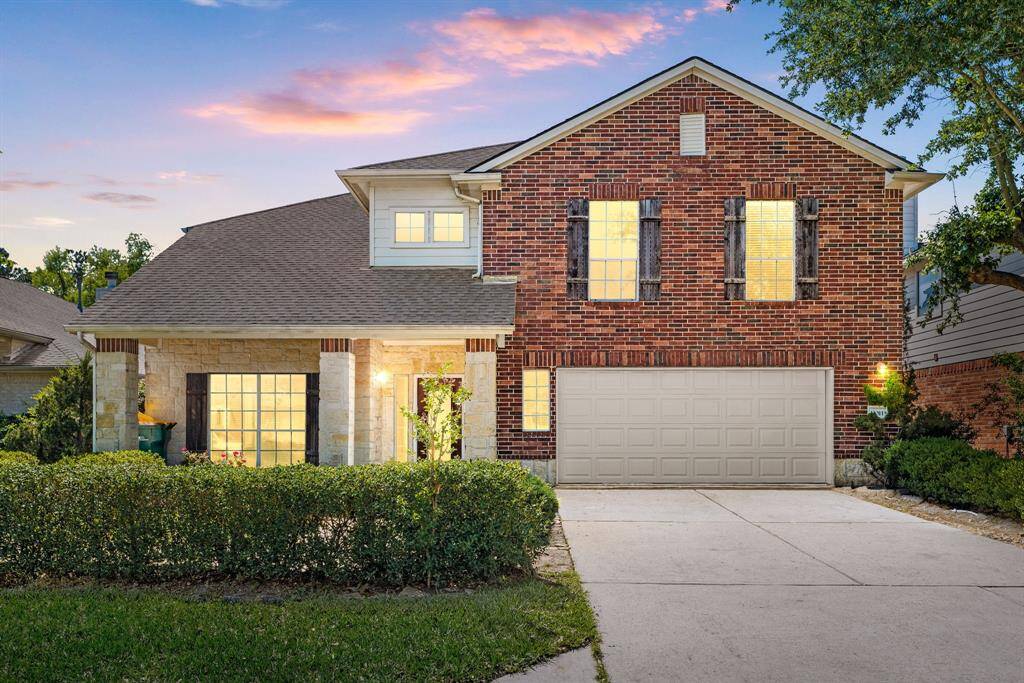 Charming elevation with red-brick and stone