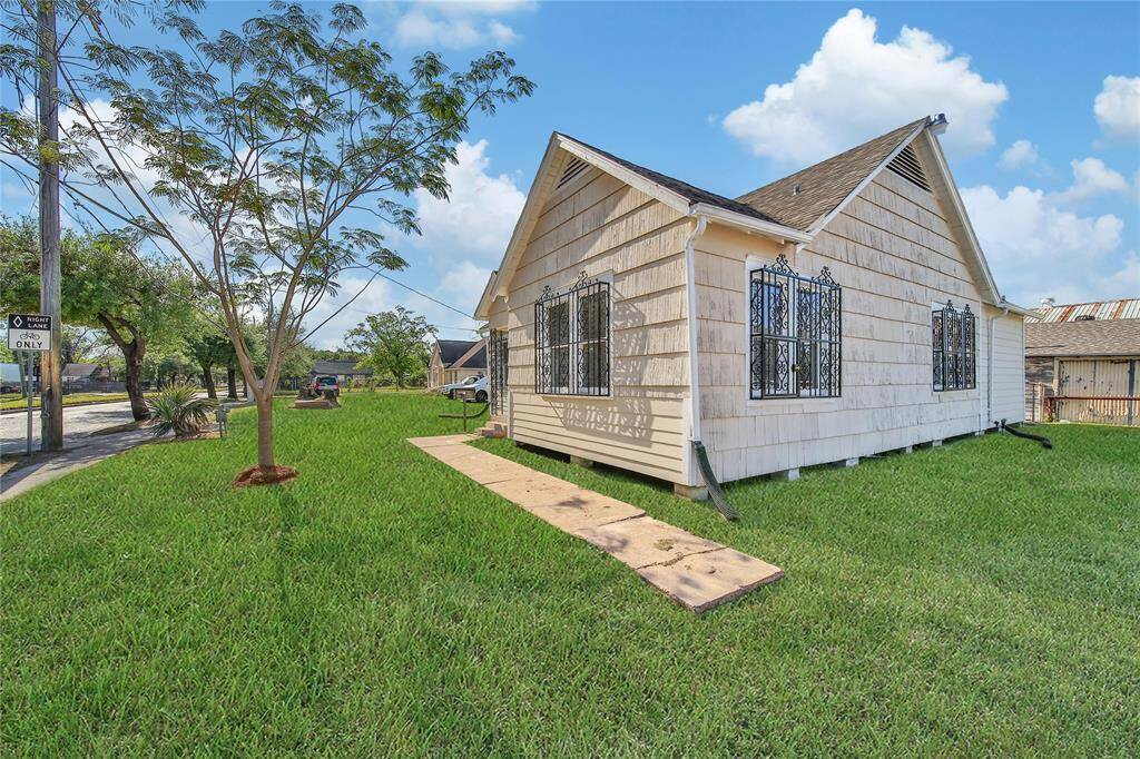 Conveniently located to many of Houston's major freeways.