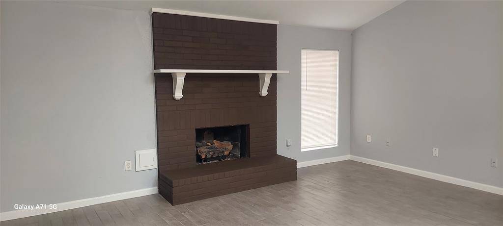 Living Room w Fireplace