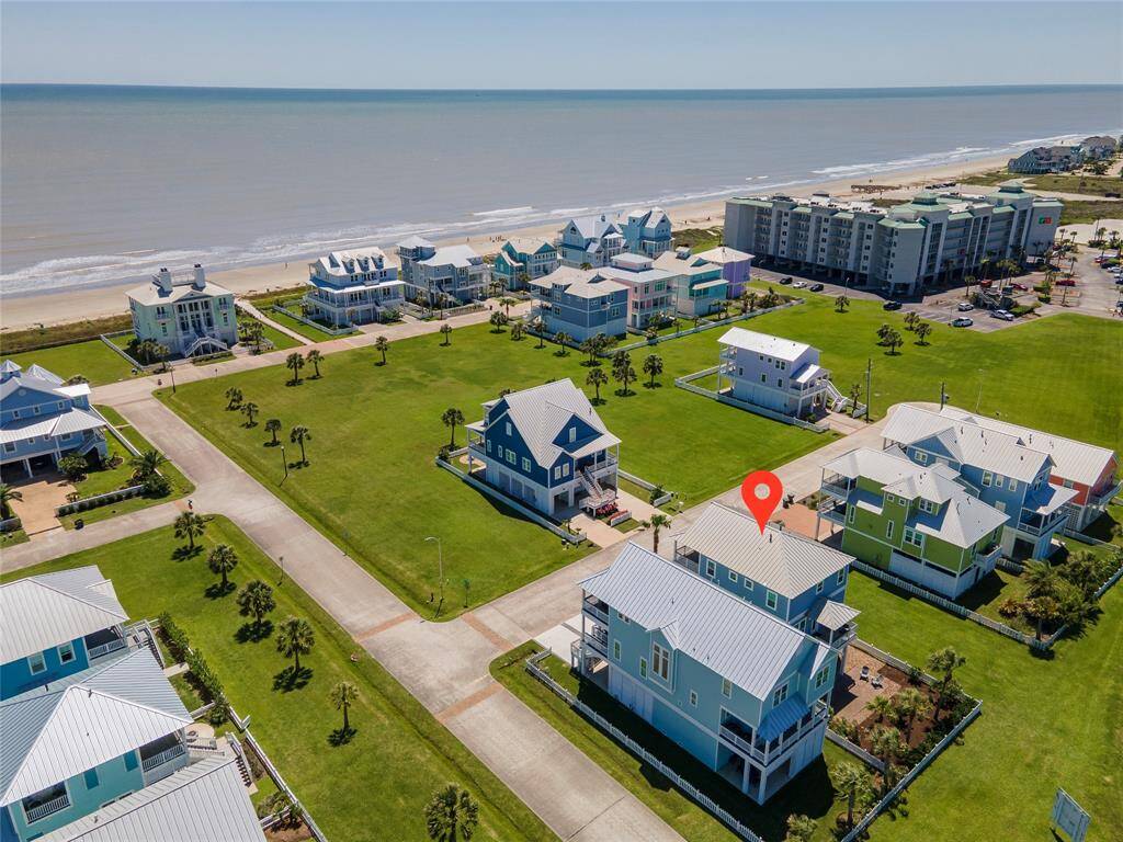 Coastal home with ocean views, situated near the beach, in a community with similar stylish houses. Open green spaces and a peaceful neighborhood ambiance. Ideal for beach lovers.