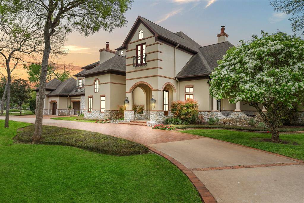 The Seth Brothers Team welcomes you to 11718 Sendera Ln!