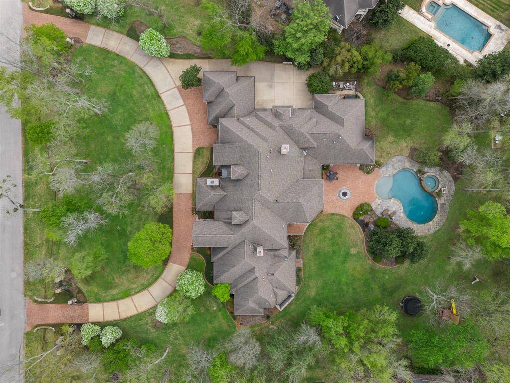 Seen from the sky, the house is a picturesque sight, with its sprawling gardens, shimmering pool, and meticulously manicured landscape painting a scene of luxury and tranquility.