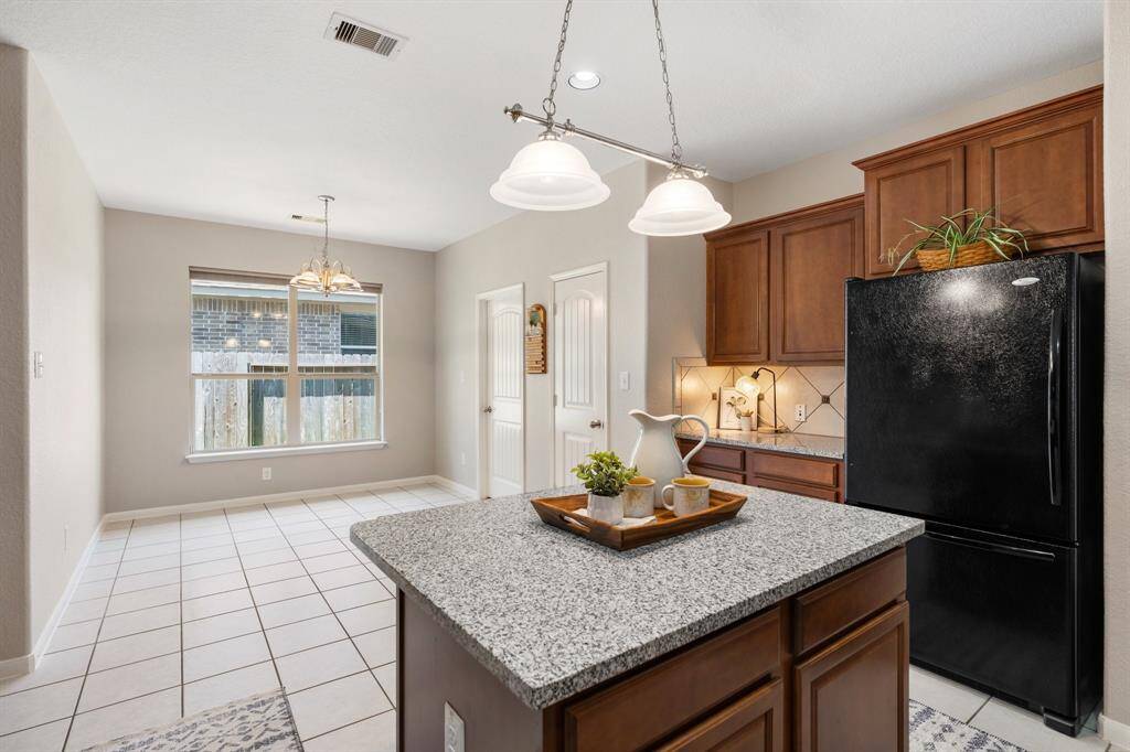 Large breakfast room for casual dining