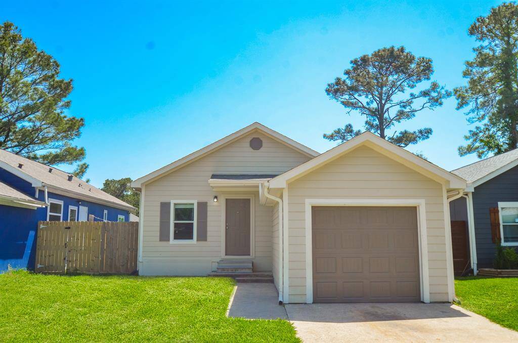 Beautiful 3 bed 2 bath homes is move in ready located right on Beltway 8 for easy commutes around the Houston area.