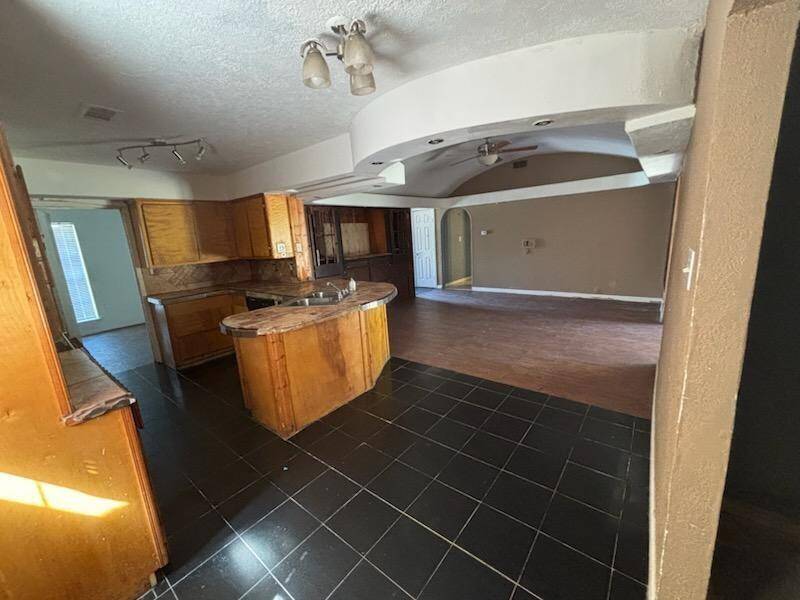 large living space and breakfast area