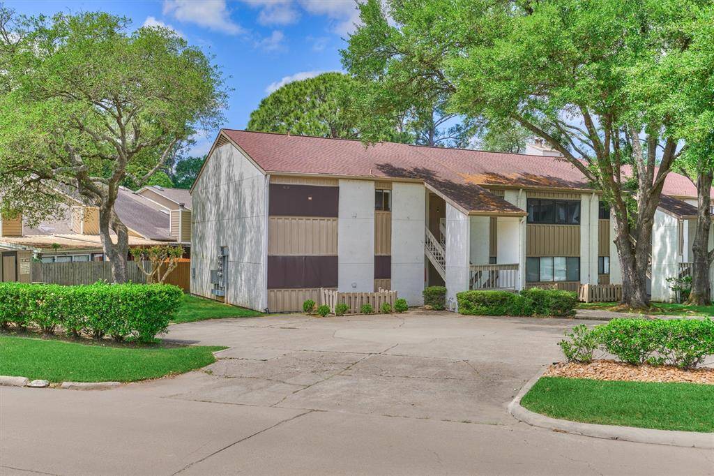 Welcome to Walden Marina Vista! Just seconds away from Lake Conroe!