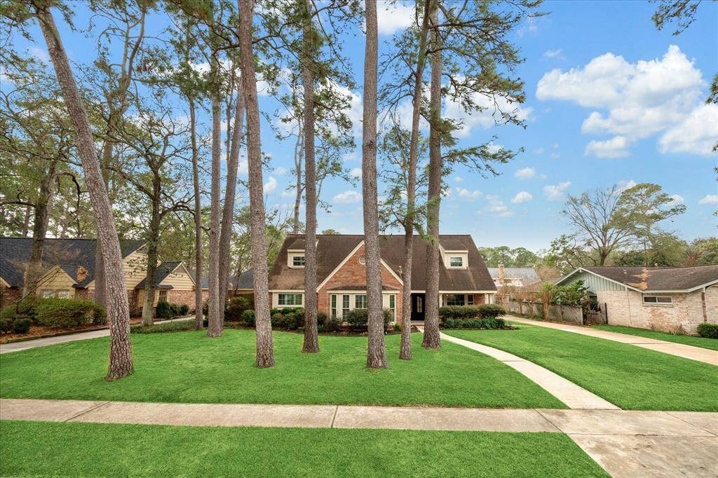 Welcome to 12319 Old Oaks Drive in highly desirable Frostwood subdivision.