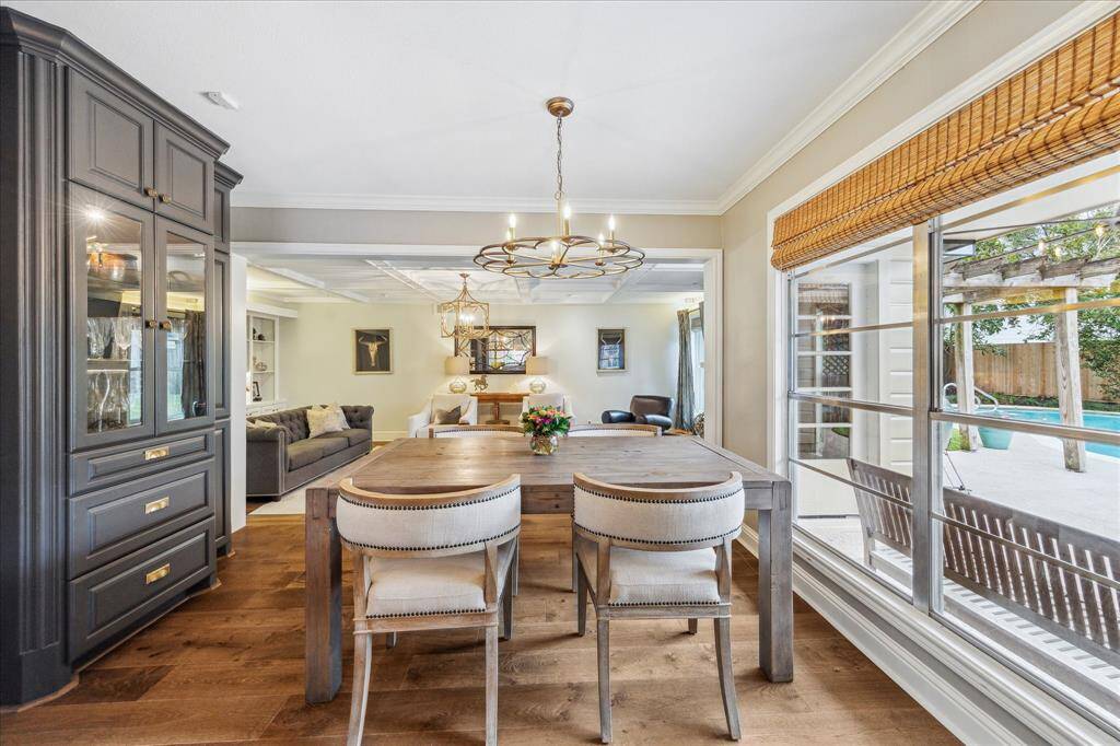 Such a light and bright breakfast room with lovely built-ins for display and storage