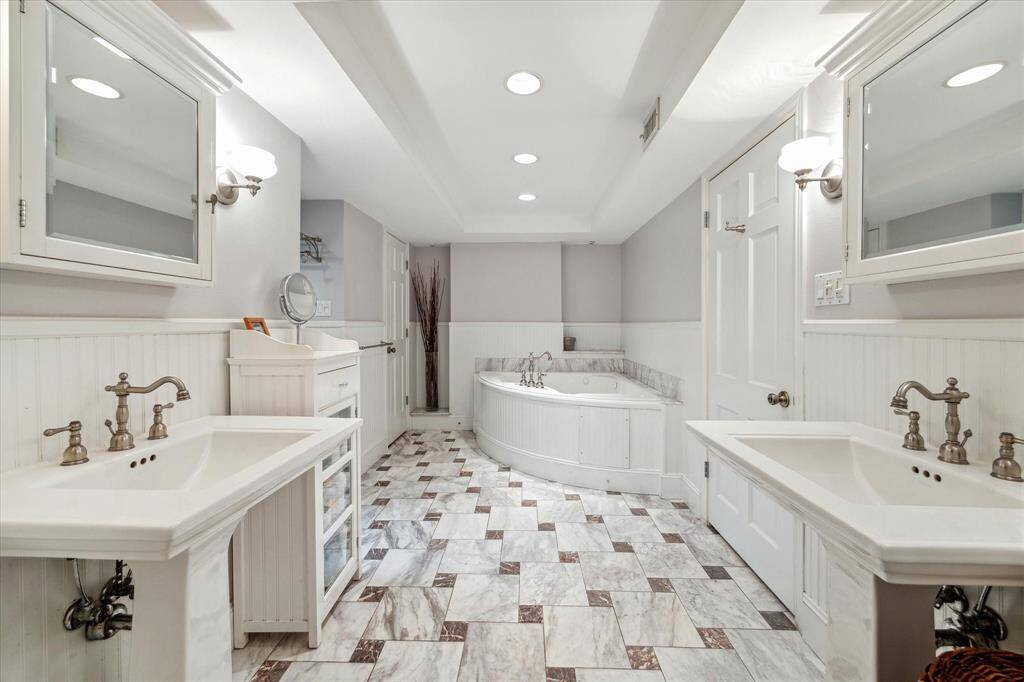Primary bath with dual sinks, jacquzzi tub and separate shower
