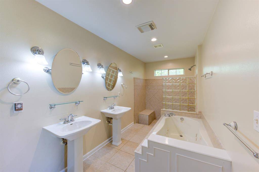 Primary Bath has it all!