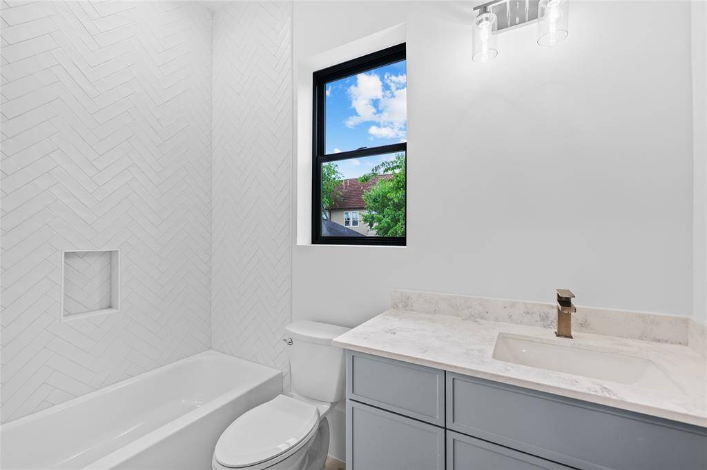 *Photo shown is of the model home. Finishes and selections may vary.