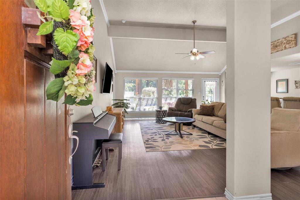 Come in and see your new home.  Beautiful front door welcomes you, extremely well taken care of laminate flooring, elegant 12 foot ceilings.