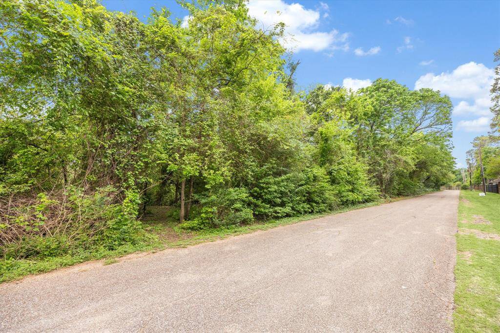 House is across the street from the private road that leads to the neighborhood swimmng pool and tennis/pickleball courts.