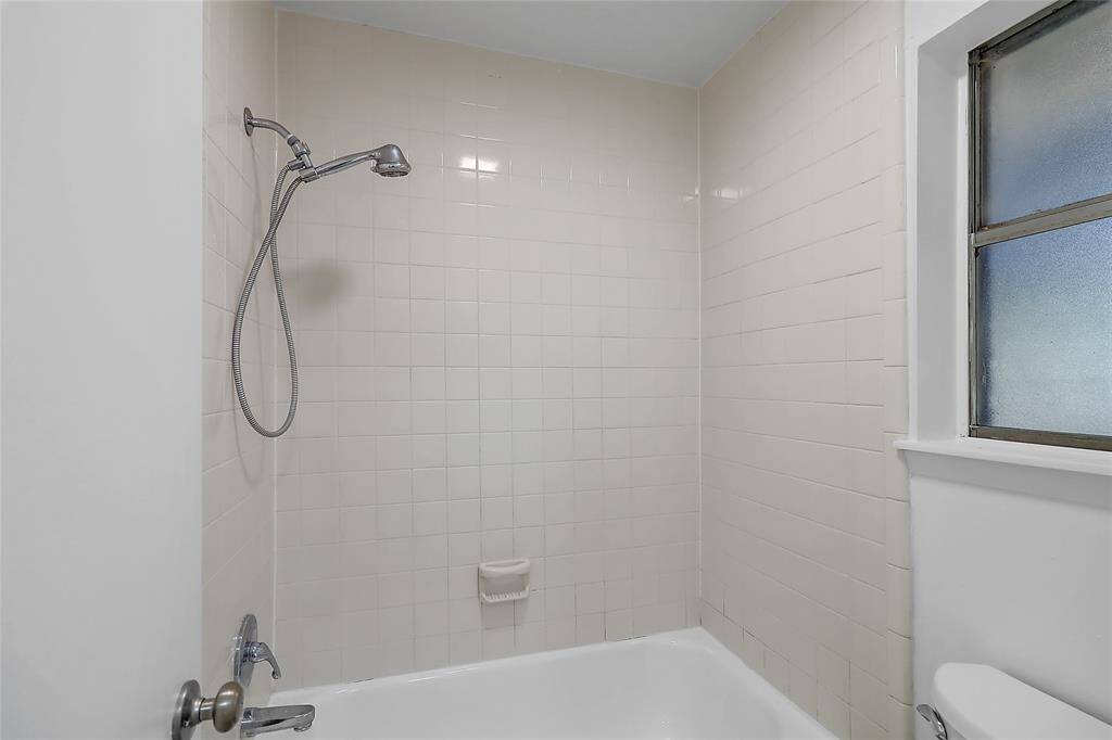 The tub-shower combination offers both a relaxing soak and a refreshing shower experience, catering to all your bathing needs.