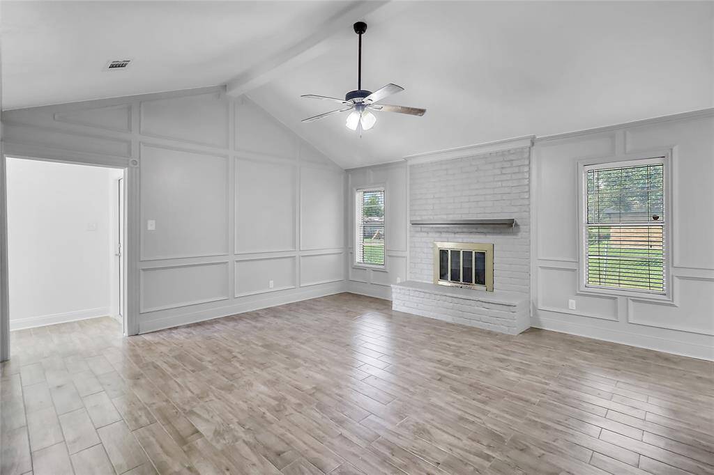 Large windows further enhance the room’s brightness, allowing natural light to flood the space and highlight the exquisite details.
