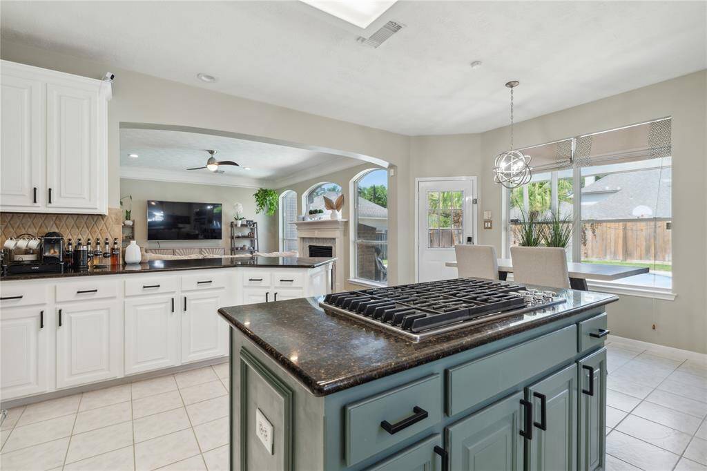 Seamlessly connected to the living area, this kitchen allows you to cook and entertain without missing a beat.