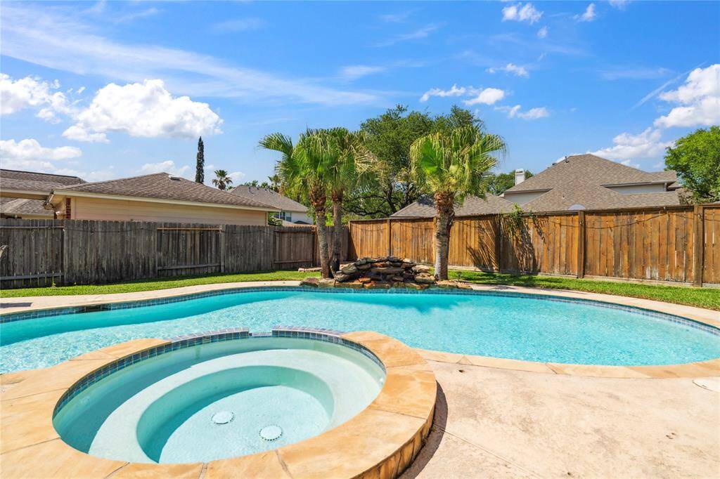 The curved design of the pool and integrated hot tub create a luxurious outdoor experience. You’ll love winding down in the spa while the kids splash nearby.