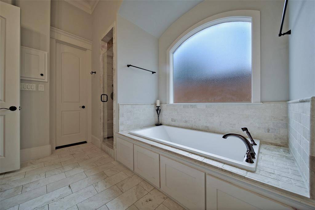 View of primary bathroom :3.
