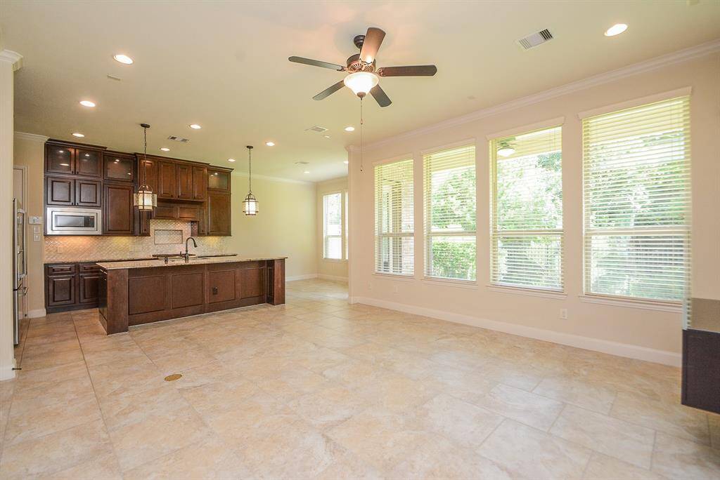 AMPLE AND BRIGHT LIVING ROOM