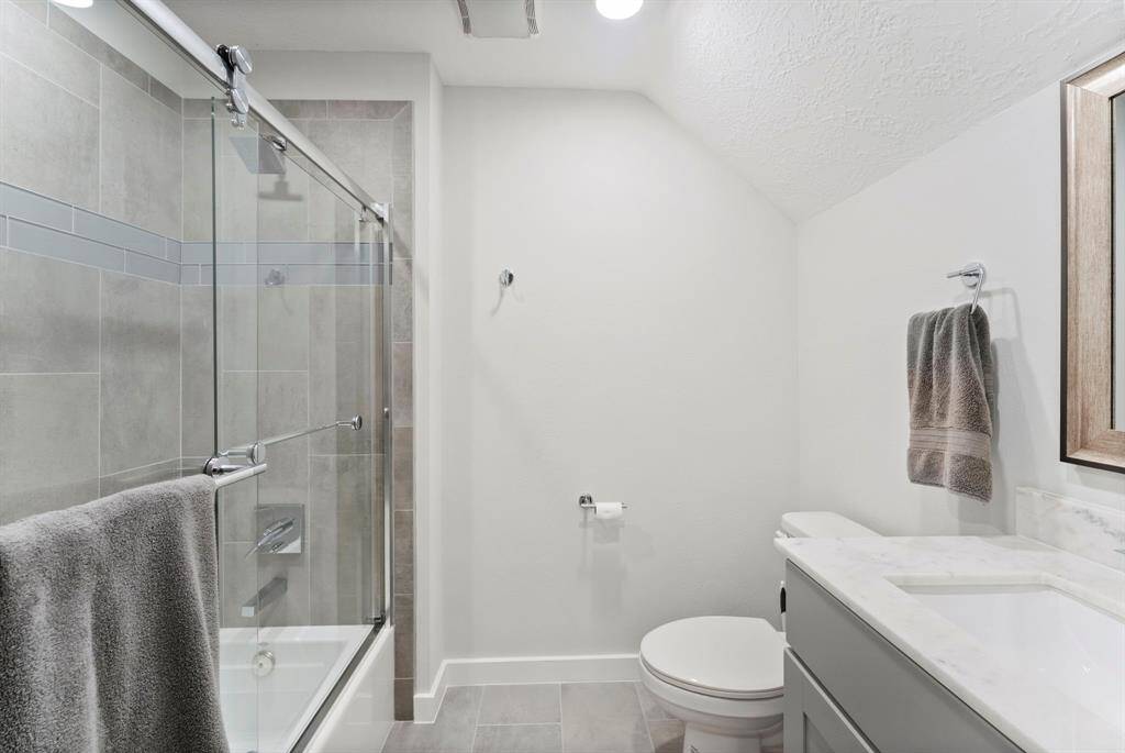 Third-floor full bathroom featuring a shower/tub combo.