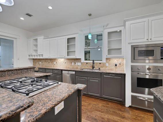 Gourmet kitchen