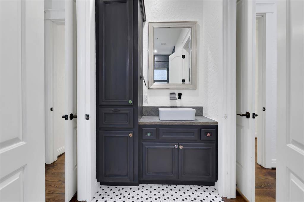 Secondary bath upstairs