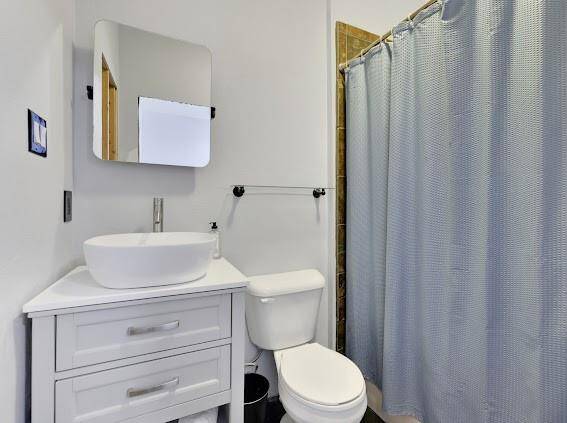 Garage apt bath