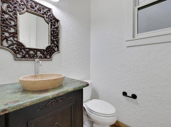 Guest bathroom on 1st floor