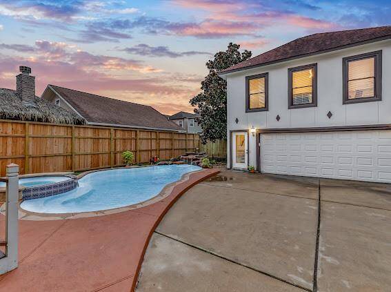 Garage apartment has pool view