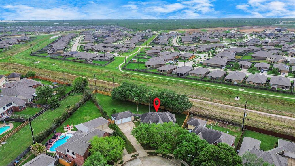 The dream location at the end of a cul-de-sac. A big lot, no back neighbors. Walkable sidewalks, access to a community pool, and zoned to Fort Bend ISD. Within 30 mins of HOU, Med Center, and Galleria. Just 10 mins to multiple local parks, Target, HEB, restaurants, movie theater and two golf courses— and 5 mins to the Ft. Bend Pkwy. with access to Beltway 8 or the 610 loop. Many people will search for their whole lives to find this exact scenario that fits their unreal life. It’s available to you now!