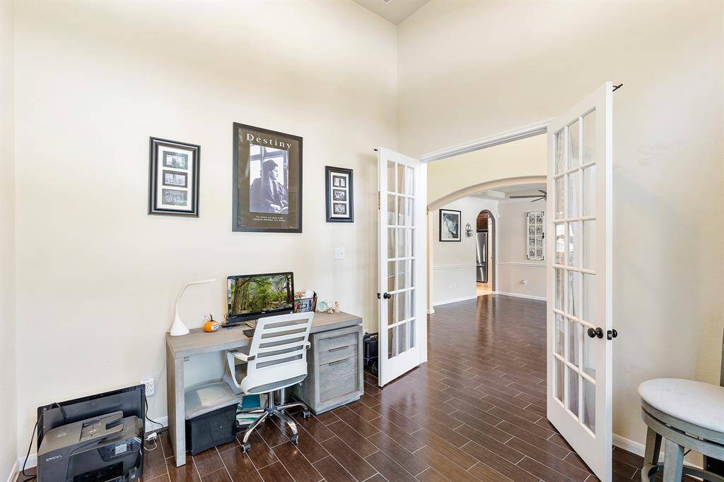 Long Formal Entry Way, High Ceilings
