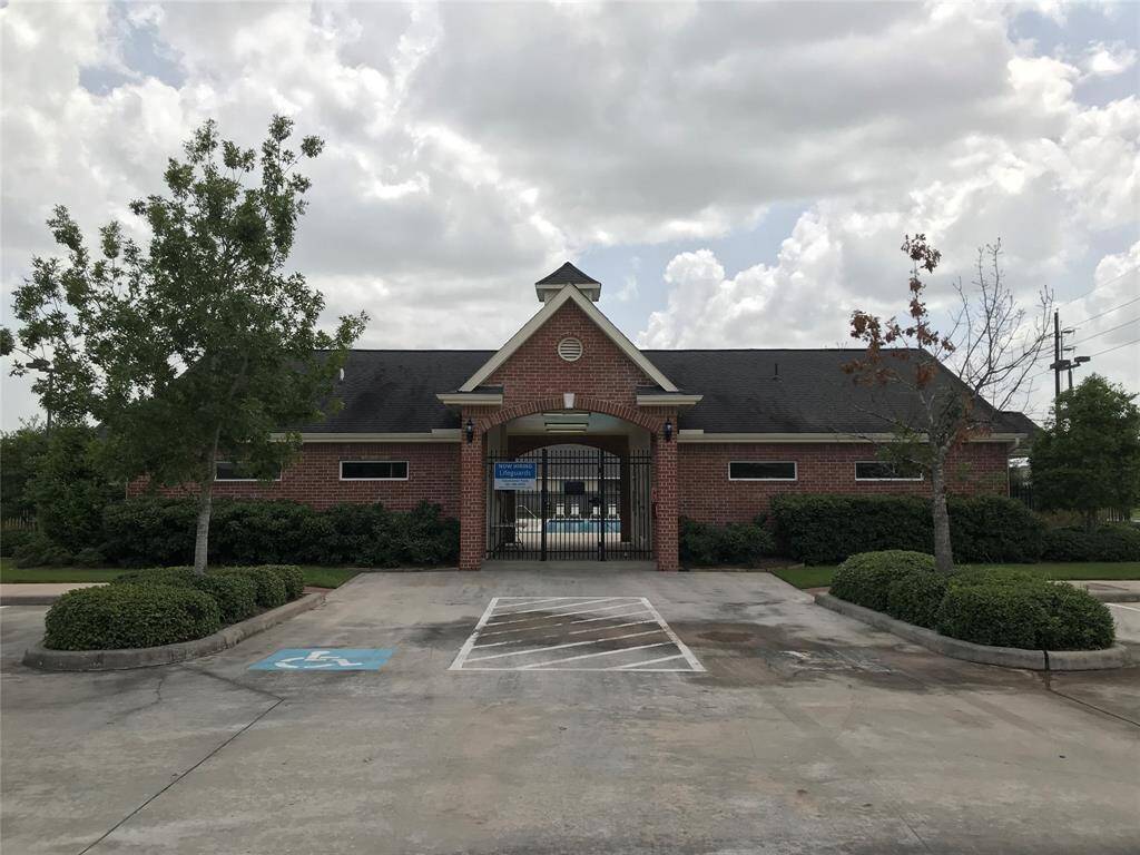 neighborhood pool & clubhouse