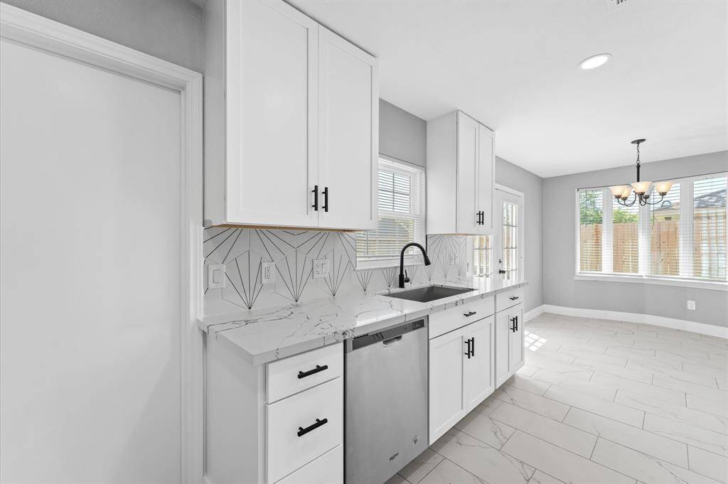 Clean lines, modern details, and standout features! This kitchen is the perfect blend of form and function.