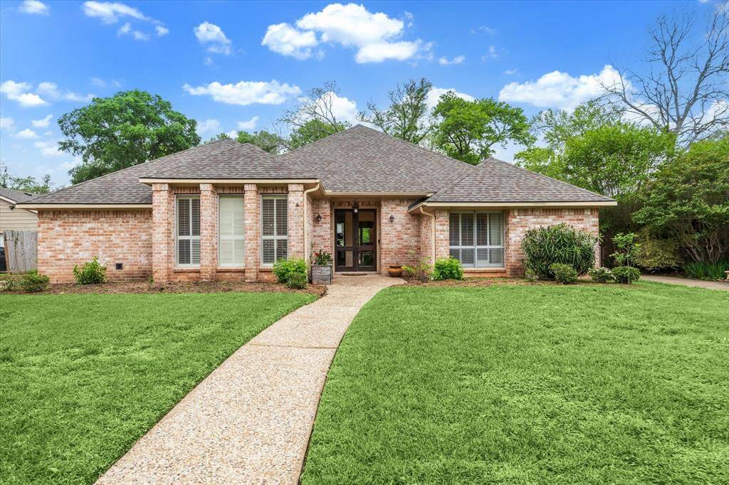 Beautifully kept single story home in Pecan Grove.