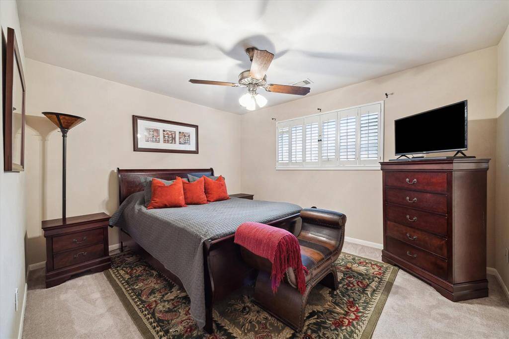 Secondary bedroom.