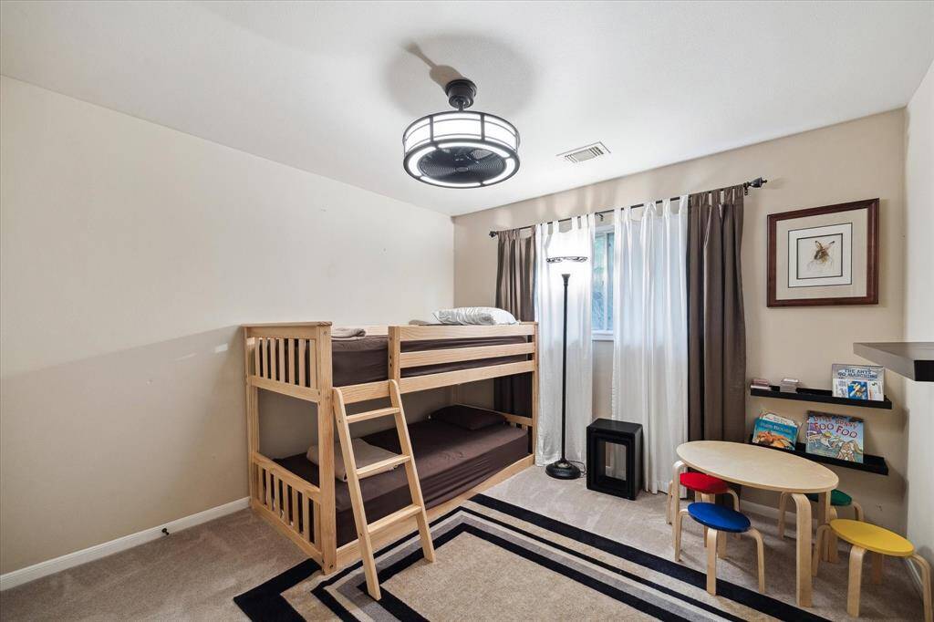 Secondary bedroom.