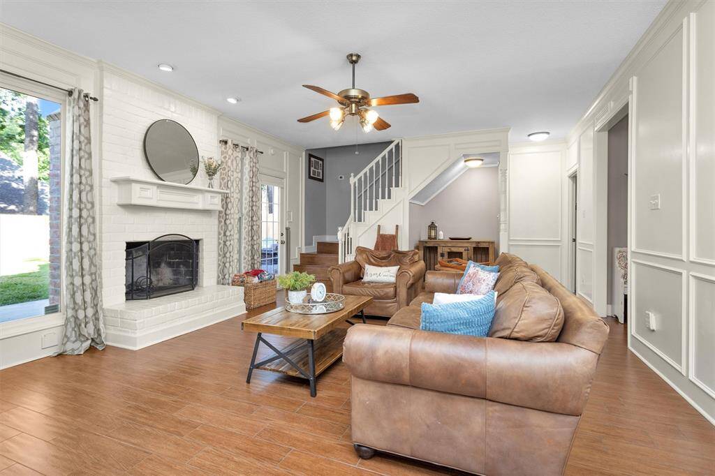 Gas log fireplace