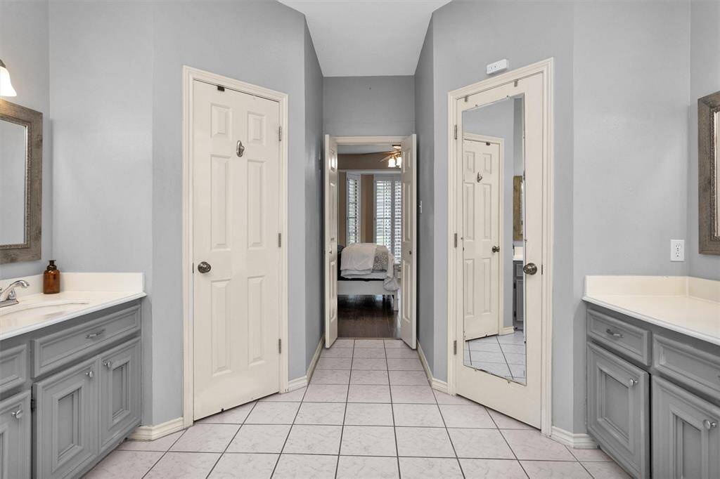 Double sinks and 2 closets