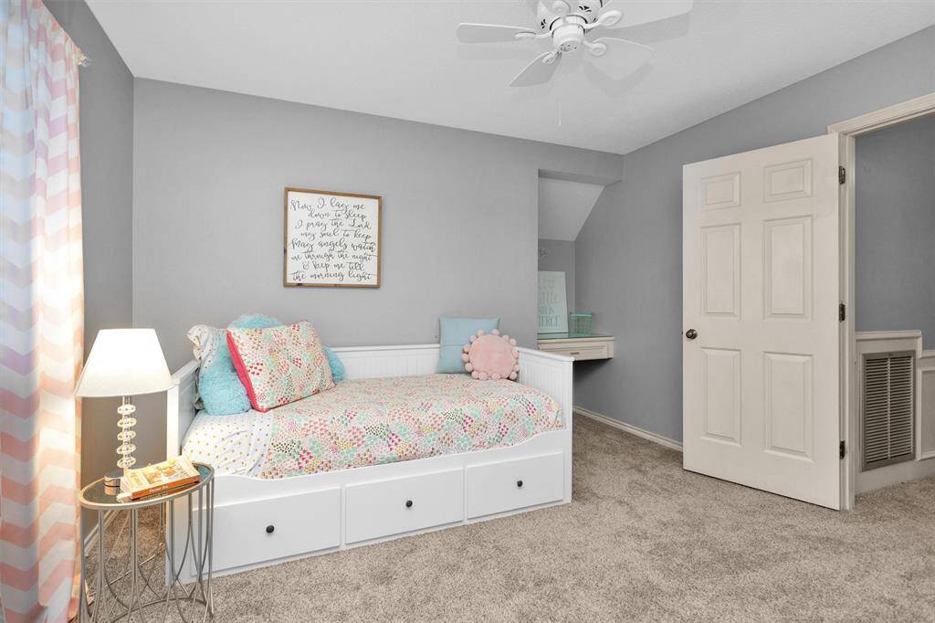 Corner built-in desk area