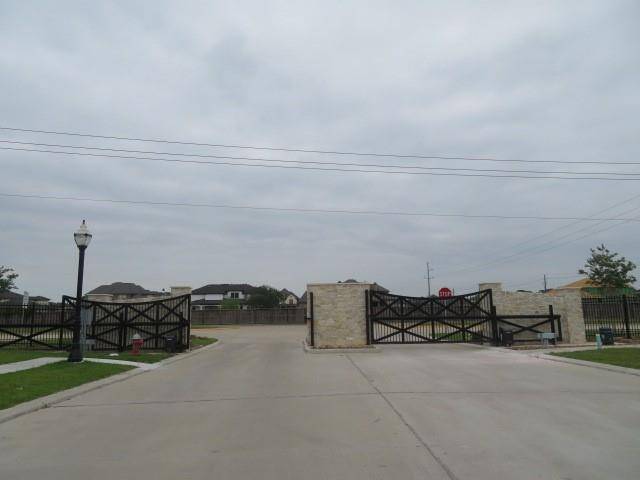 This is a second gate on South Pointe Dr.