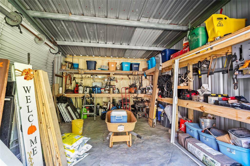 Ample storage in this shed. Turn it into a little hobby shop...possibles are wide open.