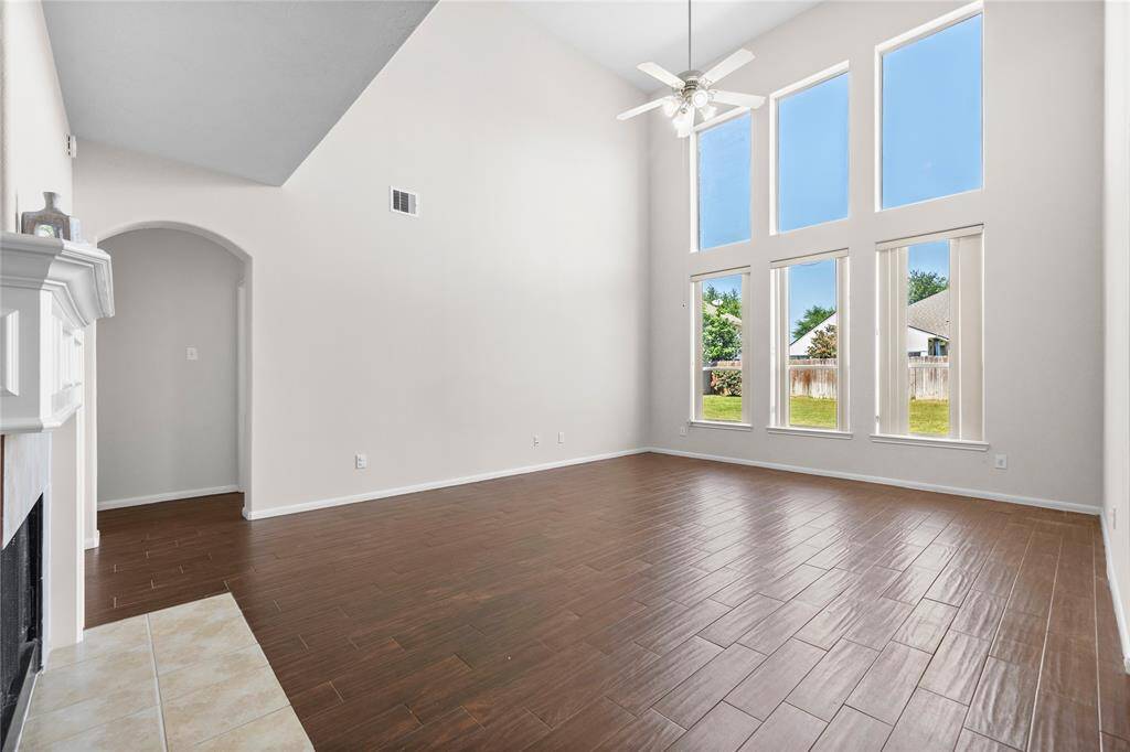 Livingroom. Highceiling. Windows.