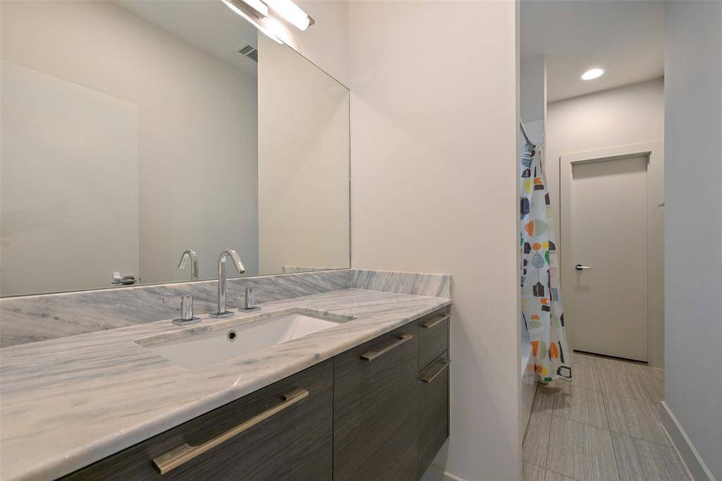 Frist floor bedroom ensuite bath.
