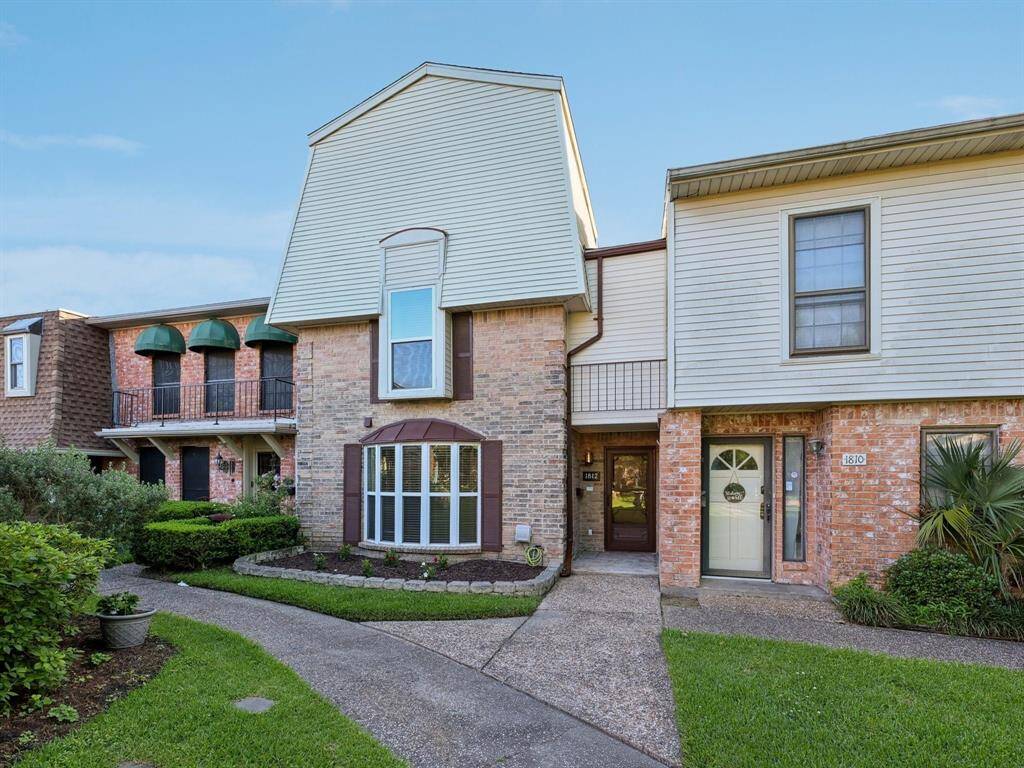 Welcome to 1812 Saxony Ln in Queens Court!