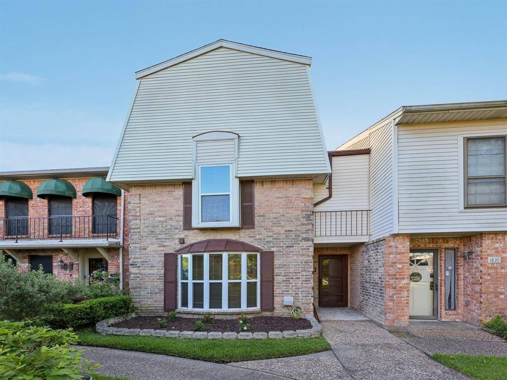 This townhome is a rare find with 4 bedrooms and 3 bathrooms!!