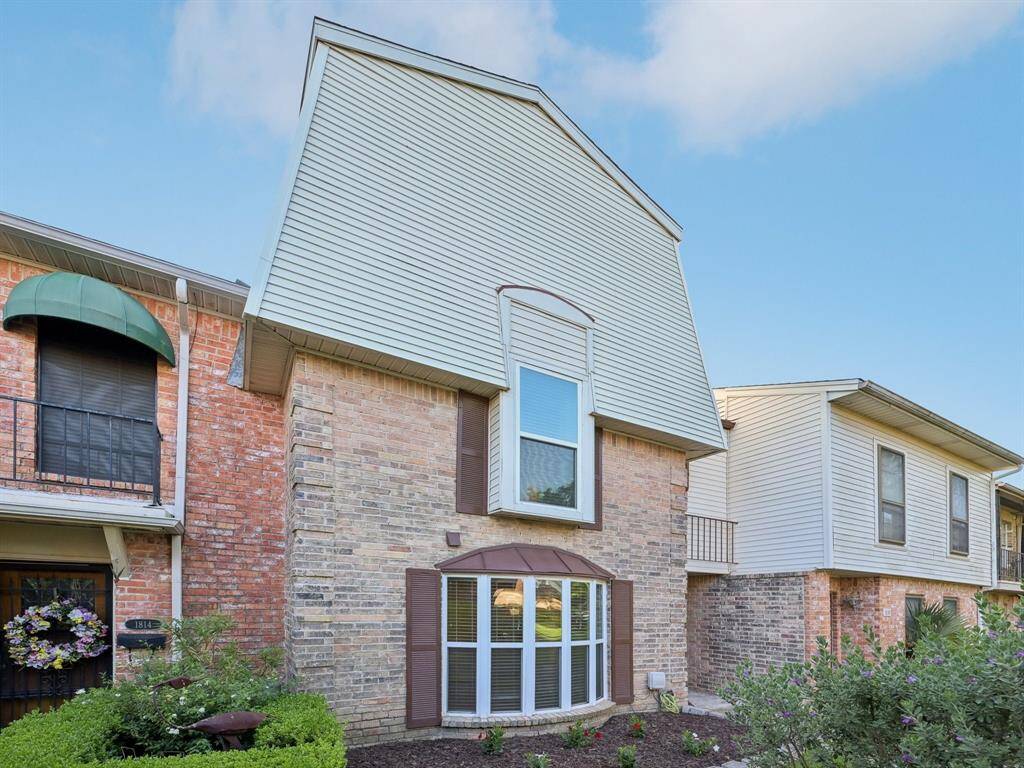 This townhome is situated in the courtyard on the cul-de-sac.