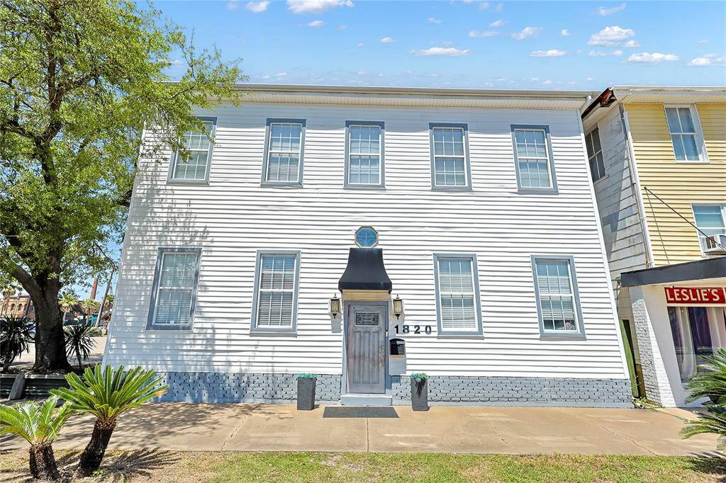 Welcome to 1820 Market St, near downtown, The Strand, UTMB, and walking distance to Galveston's favorite shopping and eateries.