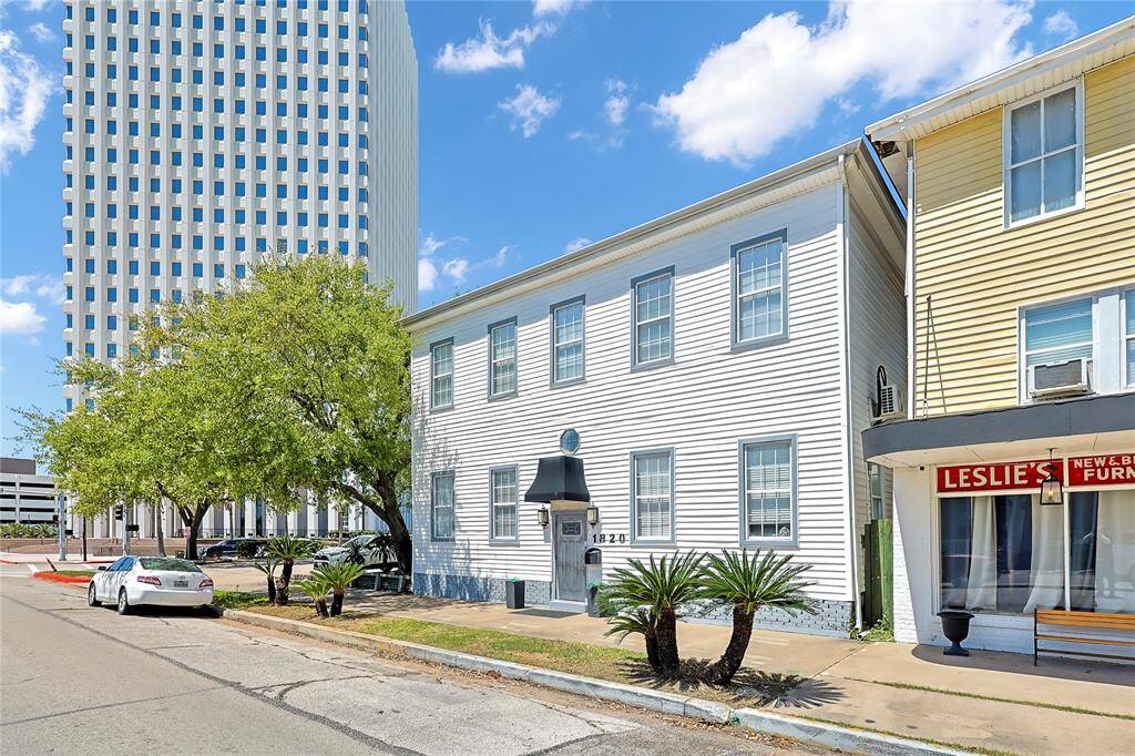 Notice the Amoco Bank building next door! Walk to the hottest restaurants, shops, and bars.